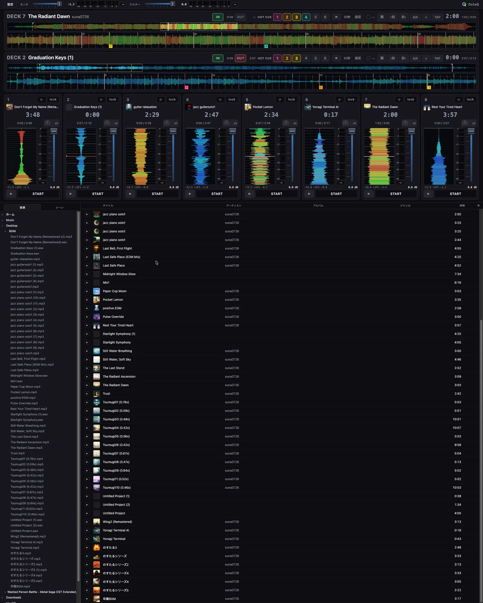 OctaQ 1.1のメイン画面。上段に2枚の拡大波形が並び、それぞれHOT CUEのボタンが色付きで点灯し、波形には拍線と小節番号が出ている。中段に8つのDeck、下段にフォルダツリーと曲一覧が広がる